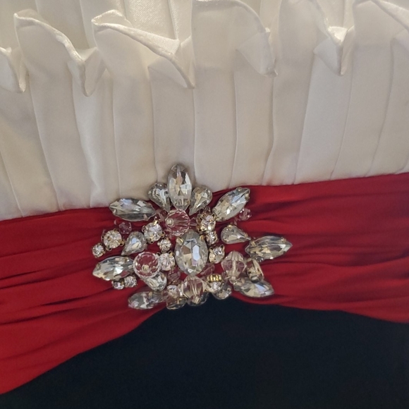 Size 2 NWT discontinued Sherri HIll strapless trumpet gown with train - Picture 8 of 8